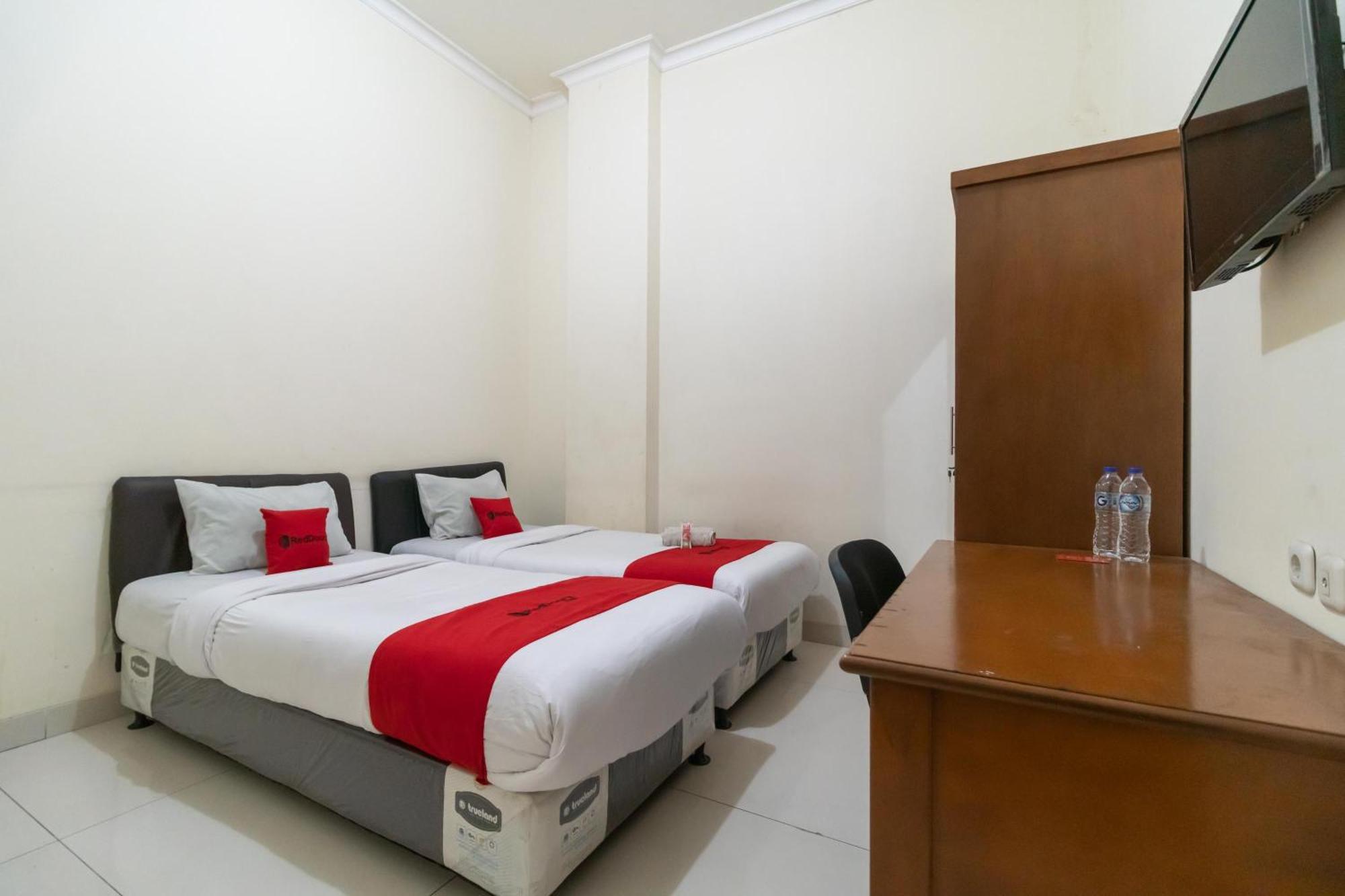 Reddoorz Near Universitas Esa Unggul Bekasi Harapan Indah Esterno foto